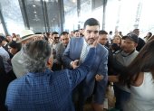 Alcalde de Guayaquil saludando con los simpatizantes.
