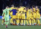 Los jugadores del FC Barcelona celebran proclamarse campeones de LaLiga Santander tras ganar al Espanyol este domingo en el RCDE Stadium de Cornellá de Llobregat (Barcelona).