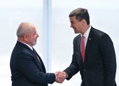 El presidente de Brasil, Luiz Inácio Lula da Silva (izq.), saluda el presidente electo de Paraguay, Santiago Peña, durante una reunión en el Palacio del Planalto, hoy en Brasília