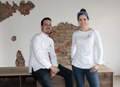 Chef. Carolina Sánchez junto a su esposo, Iñaki Murua, en la construcción de su restaurante Kriollo.