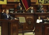 Defensa. Guillermo Lasso habla, Viviana Veloz observa, Virgilio Saquicela se clava en el teléfono