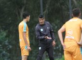 Norberto Araujo (c) se encarga de preparar la estrategia defensiva del Cumbayá. Da consejos a los jugadores sobre ubicación y forma de marcar a los rivales.