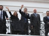 El presidente de Ecuador, Guillermo Lasso, junto a su esposa, María de Lourdes Alcívar (c-i), y su vicepresidente,  Alfredo Borrero (c-d), entre otros, habla ante sus simpatizantes desde el balcón presidencial, el 16 de mayo.