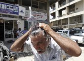 Un iraquí se refresca en una ducha pública en Bagdad (Irak) durante una ola de calor, en una imagen de archivo.