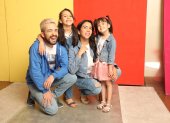 El actor y director venezolano junto a su esposa e hijas.