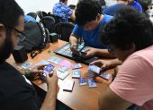 Actividades. Los aficionados se congregan  para jugar, dialogar o intercambiar cartas.