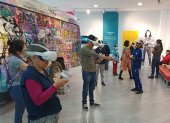 La muestra dura ocho minutos. A la par de la narración, el público puede participar activamente, siguiendo las instrucciones, a manera de un videojuego.
