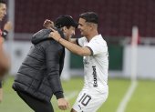 El entrenador Luis Zubeldía festeja con Alexander Alvarado, autor de un doblete para la U.