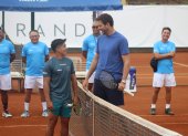 Juan Martín del Potro (d) brindó una clínica de tenis a niños y jóvenes que practican esta disciplina deportiva.