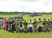 Fotografía cedida por la Presidencia de Colombia de los soldados e indígenas que apoyan la búsqueda de los cuatro niños perdidos en la selva tras un accidente aéreo, en Guaviare (Colombia).