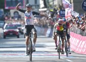 Brandon McNulty celebra tras ganar la etapa 15 del Giro de Italia.
