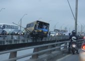 Cientos de carros que se movilizan por este puente están atascados en el tráfico causado por el accidente de un bus.