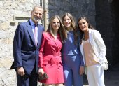 La reina Letizia con su esposo, el rey Felipe y sus hijas, Leonor y Sofía.