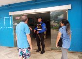 Vigilancia. En el ingreso principal del Municipio de Playas, personal de seguridad revisaba a cada uno de los usuarios para constatar que no porten armas de ningún tipo.
