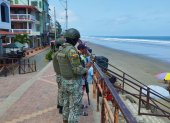 Recorrido. Los uniformados vigilaron el sector comercial y también las actividades que se dieron en la playa.