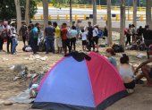 Migrantes de diversas nacionalidades, descansan en un campamento temporal hoy, en la ciudad de Tapachula, Chiapas (México).