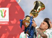 Rome (Italy), 24/05/2023.- Inter"Äôs forward Lautaro Martinez celebrates with the trophy after winning the Coppa Italia Final soccer match between ACF Fiorentina and FC Inter, in Rome, Italy, 24 May 2023. (Italia, Roma) EFE/EPA/CLAUDIO PERI