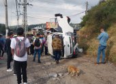 Se registró un volcamiento en la av. Simón Bolívar, en el sector Loma de Puengasí.