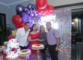 Daniela acompañada de Andrés Cueva, Alexandra Játiva de Cueva y Josué Cueva.