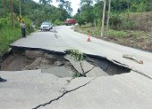 Impresionante cráter se abrió en la vía Cuenca-Girón-Pasaje impidiendo el paso de los vehículos en la zona.