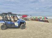 Policías patrullan por la playa de Atacames, provincia de Esmeraldas, previo al feriado por la Batalla del Pichincha.