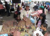 Riobamba. Varios niños se acercan a observar las recreaciones que se exhiben en una feria.