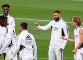 MADRID, 21/10/2022.- El delantero galo del Real Madrid Karim Benzema (2d) conversa con el centrocampista croata Luka Modric (d) durante un entrenamiento del equipo en la ciudad deportiva del club en Valdebebas, Madrid, este viernes, en la víspera de su partido de LaLiga Santander contra el Sevilla. EFE/ Javier Lizón