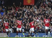 Manchester (United Kingdom), 25/05/2023.- Casemiro (2-R) of Manchester United celebrates after scoring the 1-0 lead during the English Premier League soccer match between Manchester United and Chelsea FC, in Manchester, Britain, 25 May 2023. (Reino Unido) EFE/EPA/PETER POWELL EDITORIAL USE ONLY. No use with unauthorized audio, video, data, fixture lists, club/league logos or "live" services. Online in-match use limited to 120 images, no video emulation. No use in betting, games or single club/league/player publications.