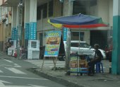 Puestos de comida se toman las esquinas.