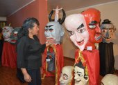 Museo. Janeth Cortés muestra algunas de las máscaras de la reserva.