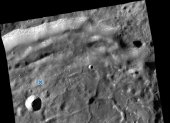 Fotografía publicada por la NASA tomada el 26 de abril de 2023 por la sonda Lunar Reconnaissance Orbiter (LRO) donde se muestra un detalle de la superficie lunar con varios objetos en el lugar de alunizaje de la sonda japonesa Hakuto-R. La agencia aeroespacial estadounidense NASA publicó hoy una serie de imágenes donde se aprecian lo que parecen ser restos de la sonda japonesa Hakuto-R, que se habría estrellado en la Luna mientras intentaba hacer un aterrizaje pionero. EFE/Centro de Vuelo Espacial Goddard de la NASA/Universidad Estatal de Arizona /SOLO USO EDITORIAL /NO VENTAS /SOLO DISPONIBLE PARA ILUSTRAR LA NOTICIA QUE ACOMPAÑA /CRÉDITO OBLIGATORIO /MÁXIMA CALIDAD DISPONIBLE