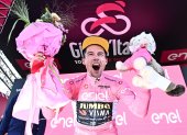El ciclista esloveno Primoz Roglic (Jumbo Visma), con el jersey rosa, celebra en el podio tras vencer en la penúltima etapa y meterse líder en la general del Giro de Italia