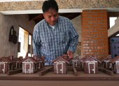 Plano. Carlos Gerl, coordinador de la exposición, observa casas de chocolate en miniatura de la Ciudad Cacao.
