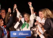 La presidenta del PP y candidata a la presidencia de la Junta de Extremadura, María Guardiola (c), festeja la victoria.