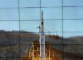 Imagen tomada de la televisión el 12 de diciembre de 2012 que muestra la retransmisión del lanzamiento del cohete de largo alcance norcoreano Unha-3 para poner en órbita un satélite desde el Centro Espacial Sohae.