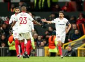 Manchester (United Kingdom), 13/04/2023.- Sevilla"s Jesus Navas (R) and Marcao (C) celebrate after a goal during the UEFA Europa League quarter final first leg soccer match between Manchester United and Sevilla FC in Manchester, Britain, 13 April 2023. (Reino Unido) EFE/EPA/ADAM VAUGHAN