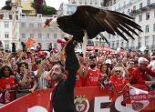 El águila Vitoria, la mascota del equipo se unió a los festejos con los jugadores y la afición.