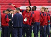Budapest (Hungary), 30/05/2023.- Chris Smalling of Roma (C) talks to his teammates on the pitch at Puskas Arena in Budapest, Hungary, 30 May 2023. AS Roma will face Sevilla FC in the UEFA Europa League final in Budapest on 31 May 2023. (Hungría) EFE/EPA/ANNA SZILAGYI