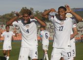 AMDEP2655. MENDOZA (ARGENTINA), 30/05/2023.- Justin Che (d) de Estados Unidos celebra su gol con Joshua Wynder hoy, en un partido de los octavos de final de la Copa Mundial de Fútbol sub-20 entre Estados Unidos y Nueva Zelanda en el estadio Malvinas Argentinas en Mendoza (Argentina). EFE/ Marcelo Ruiz