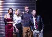 Los actores junto a su director Sebastián Cordero