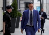 El presidente del Gobierno, Pedro Sánchez, a su llegada este miércoles al Congreso de los Diputados para asistir a la reunión convocada por el presidente del Gobierno, Pedro Sánchez, para abordar el reto de remontar en las elecciones generales los malos datos del PSOE en las autonómicas y municipales. EFE/ Mariscal