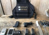 Evidencias. A los sospechosos se les encontró armas de fuego, celulares y otras evidencias.