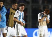 AMDEP2831. SAN JUAN (ARGENTINA), 31/05/2023.- Mateo Tanlongo (c) de Argentina reacciona hoy, al final de un partido de los octavos de final de la Copa Mundial de Fútbol sub-20 entre Argentina y Nigeria en el estadio Bicentenario en San Juan (Argentina). EFE/ Marcos Urisa