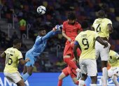 Seok Hyun Choi (c) de Corea del Sur salta para anotar un gol hoy, en un partido de los octavos de final de la Copa Mundial de Fútbol sub-20 entre Ecuador y Corea del Sur en el estadio Único de Ciudades en Santiago del Estero (Argentina).