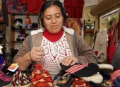 Cuenca. Carmen Cuji trabaja en el bordado de las sandalias que luego ofrecerá bajo la marca ‘Chola’.