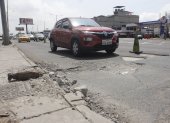 La avenida 25 de Julio es la arteria principal del sur de Guayaquil, que conduce al puerto marítimo. Una gran extensión de la calzada está dañada.