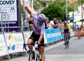Marta Romeu y su festejo tras ganar la tercera jornada de la Vuelta a Andalucía.