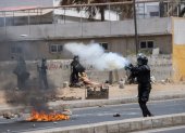 Un policía dispara un bote de gas lacrimógeno contra los manifestantes frente a la Universidad Cheikh Anta Diop en Dakar, Senegal, el 1 de junio de 2023