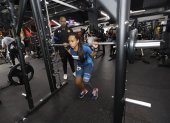 Rubby Andrade destina cuatro horas diarias para entrenar el deporte powerlifting o levantamiento de potencia. Su entrenador David de Jesús la supervisa.