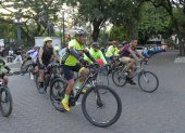 Con familiares y amigos los ciclistas salieron a bordo de sus vehículos livianos.